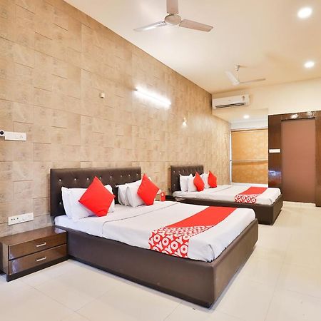 Oyo 17263 Marigold Banquets And Rooms Surat Exterior photo