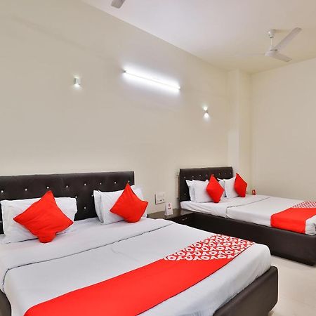 Oyo 17263 Marigold Banquets And Rooms Surat Exterior photo