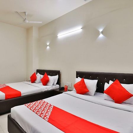 Oyo 17263 Marigold Banquets And Rooms Surat Exterior photo