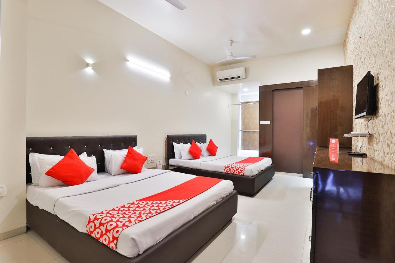 Oyo 17263 Marigold Banquets And Rooms Surat Exterior photo