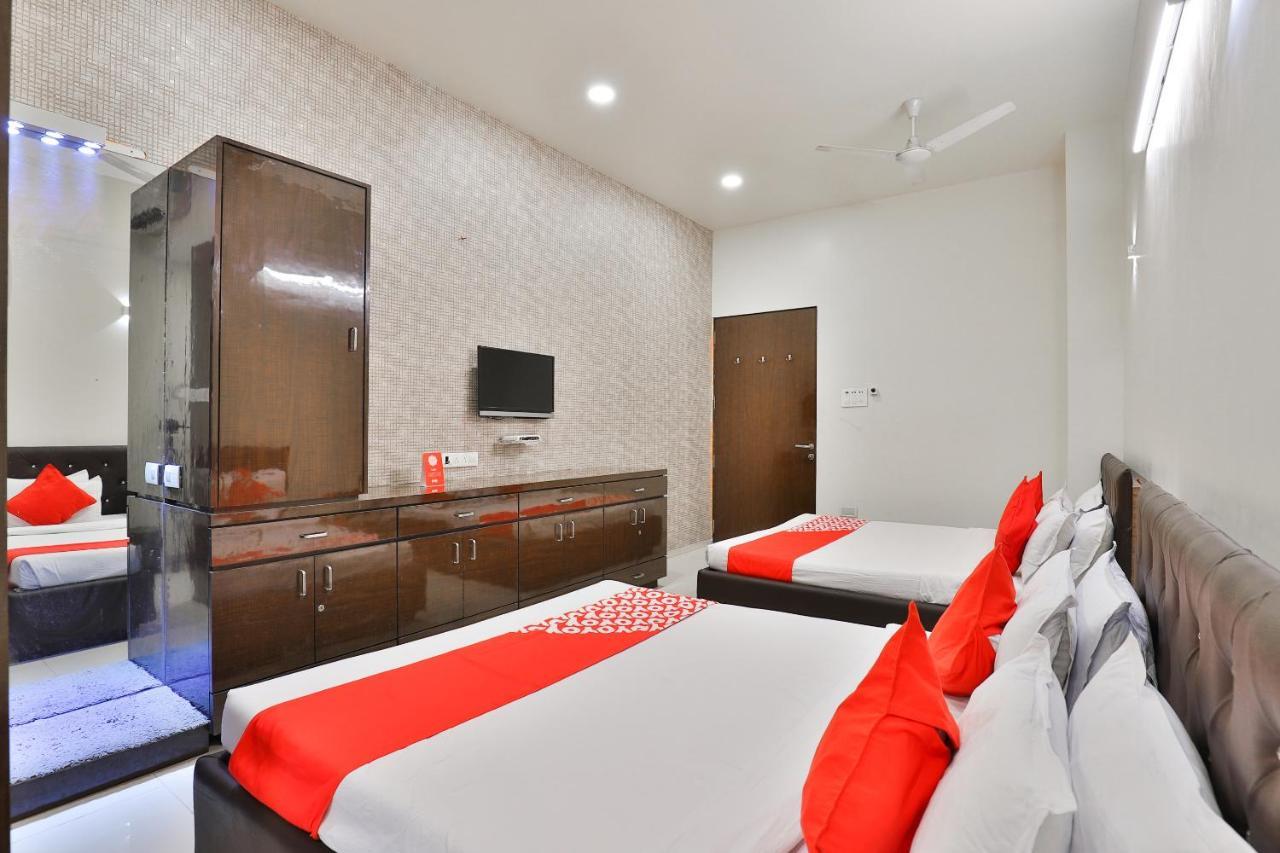 Oyo 17263 Marigold Banquets And Rooms Surat Exterior photo