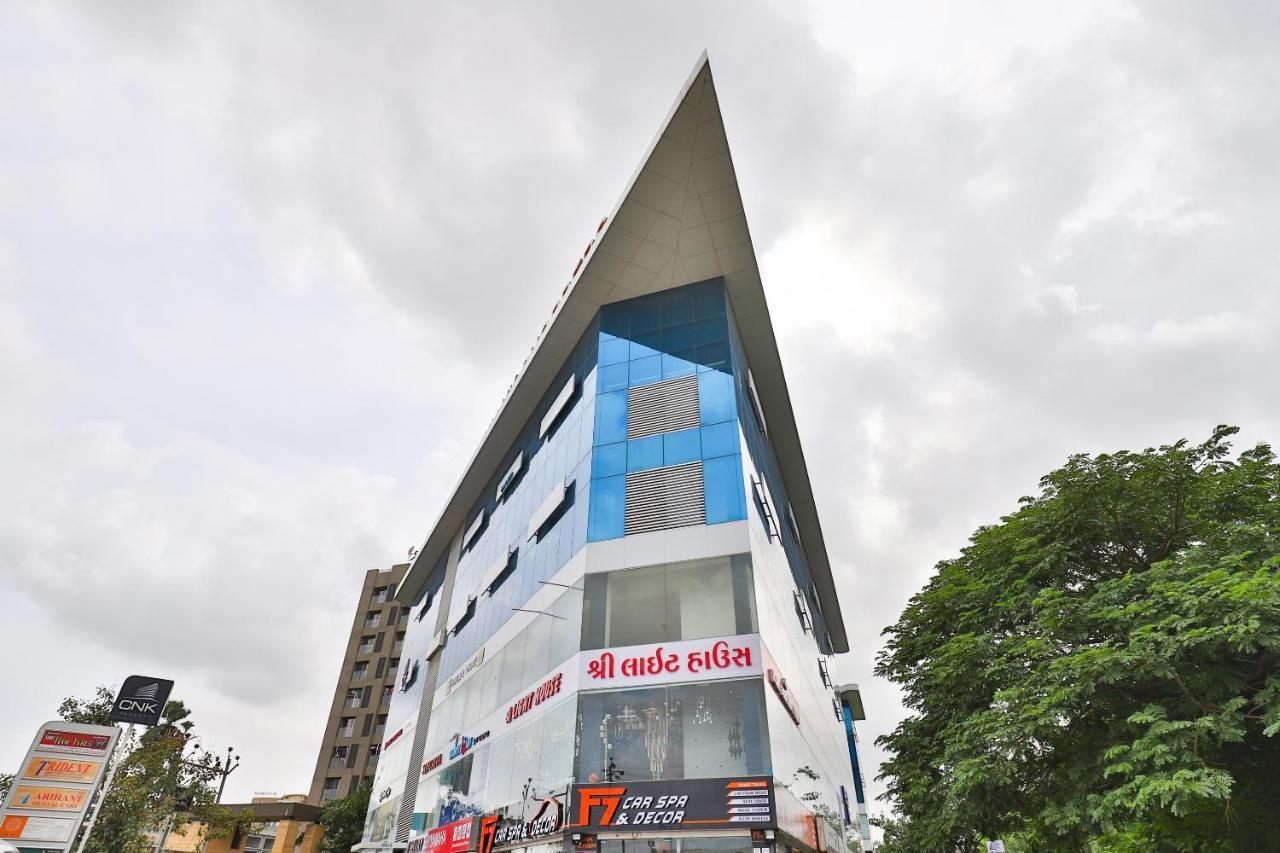 Oyo 17263 Marigold Banquets And Rooms Surat Exterior photo