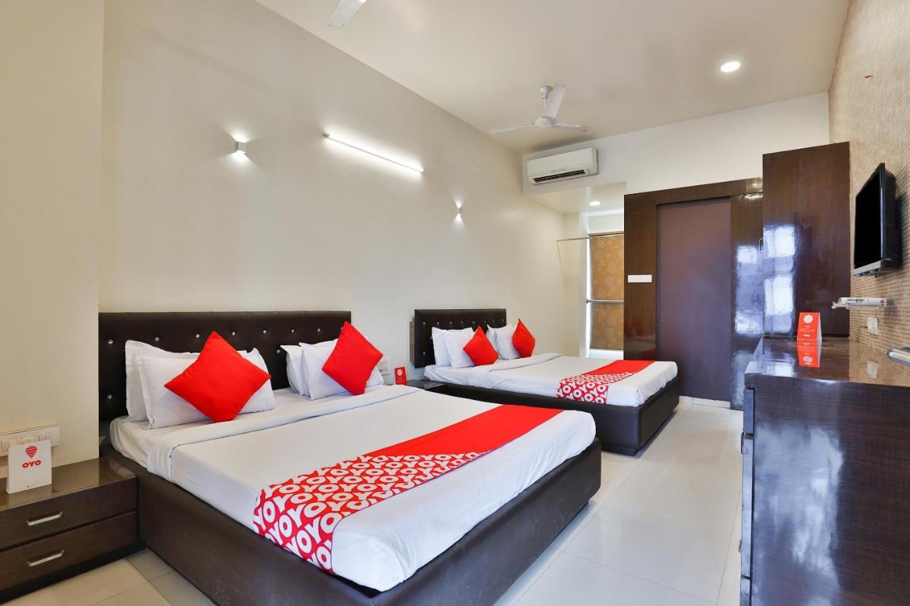 Oyo 17263 Marigold Banquets And Rooms Surat Exterior photo