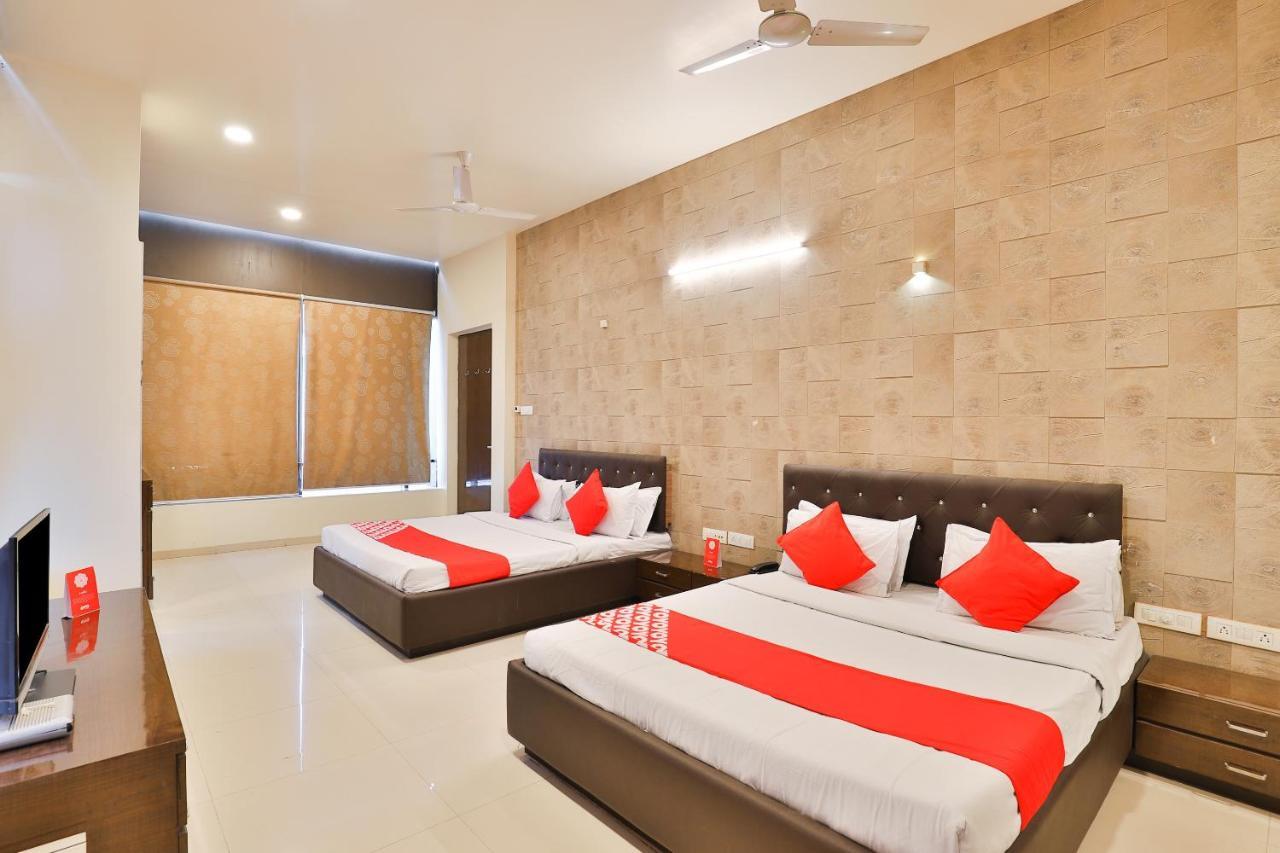 Oyo 17263 Marigold Banquets And Rooms Surat Exterior photo