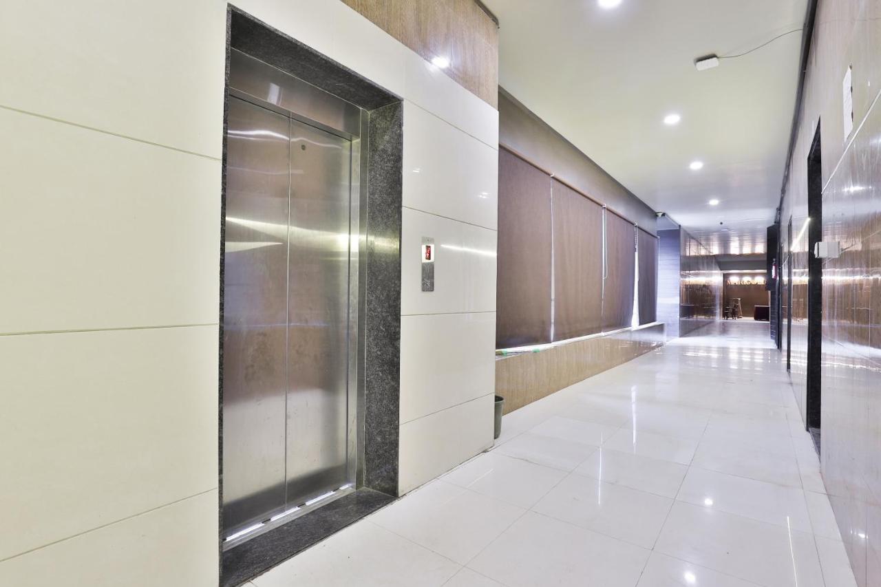 Oyo 17263 Marigold Banquets And Rooms Surat Exterior photo