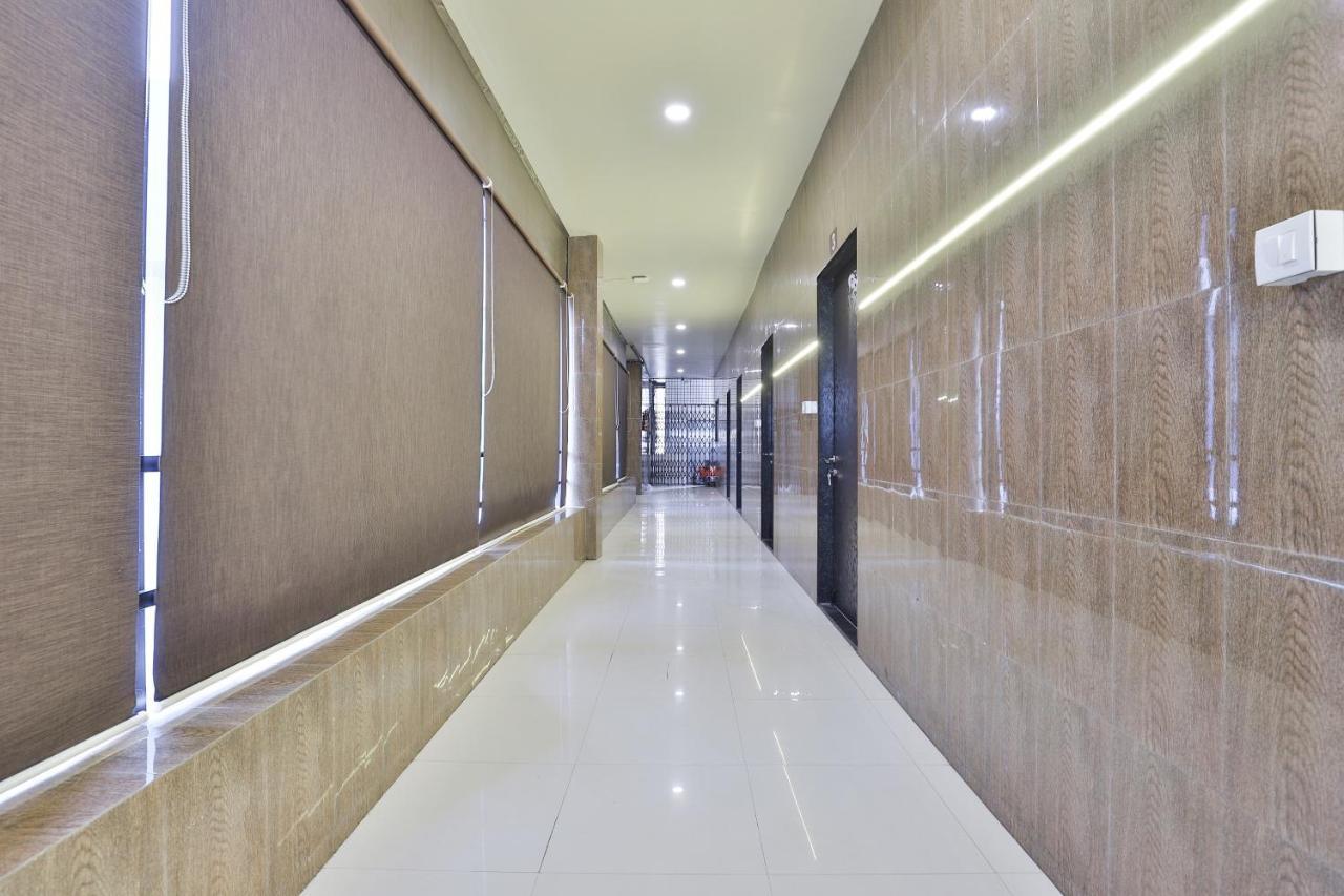 Oyo 17263 Marigold Banquets And Rooms Surat Exterior photo