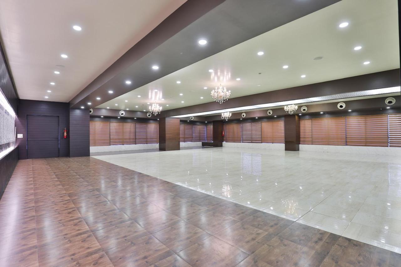 Oyo 17263 Marigold Banquets And Rooms Surat Exterior photo