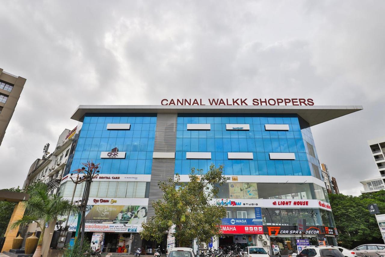 Oyo 17263 Marigold Banquets And Rooms Surat Exterior photo
