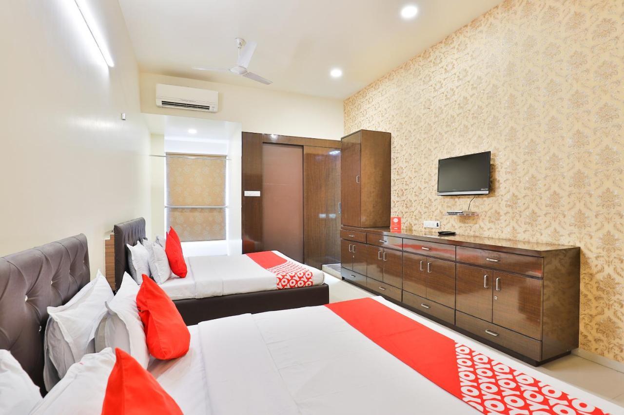 Oyo 17263 Marigold Banquets And Rooms Surat Exterior photo