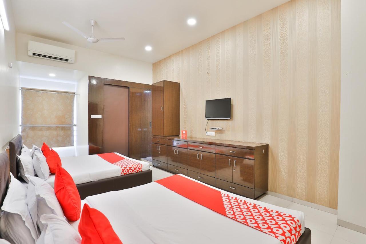 Oyo 17263 Marigold Banquets And Rooms Surat Exterior photo