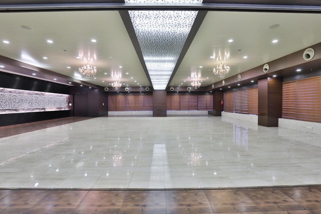 Oyo 17263 Marigold Banquets And Rooms Surat Exterior photo