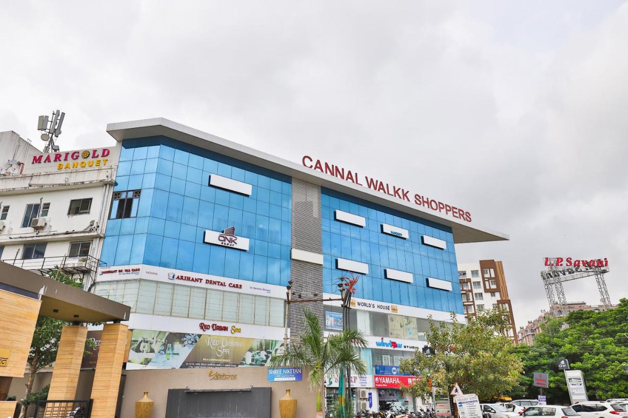 Oyo 17263 Marigold Banquets And Rooms Surat Exterior photo