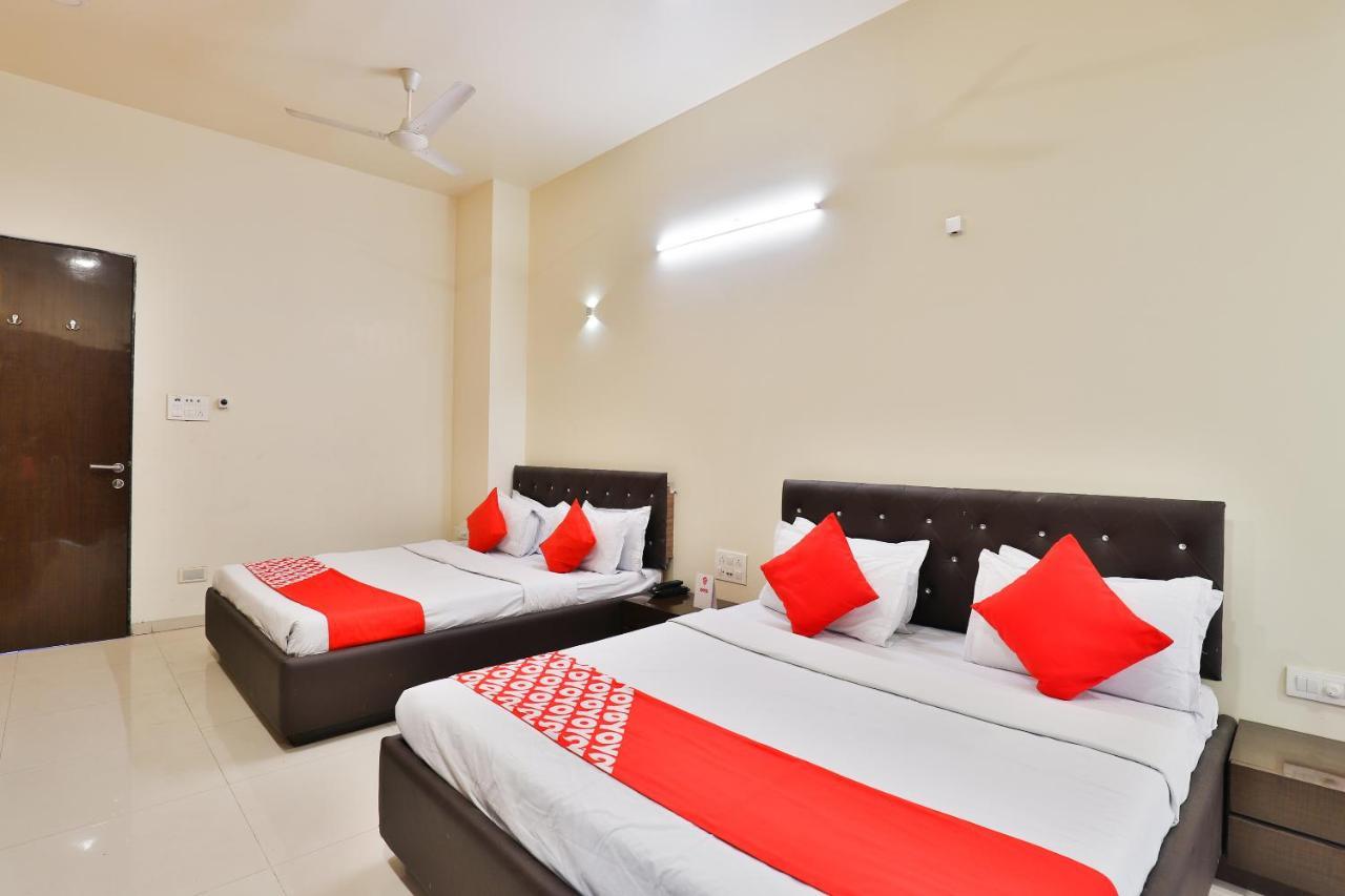 Oyo 17263 Marigold Banquets And Rooms Surat Exterior photo