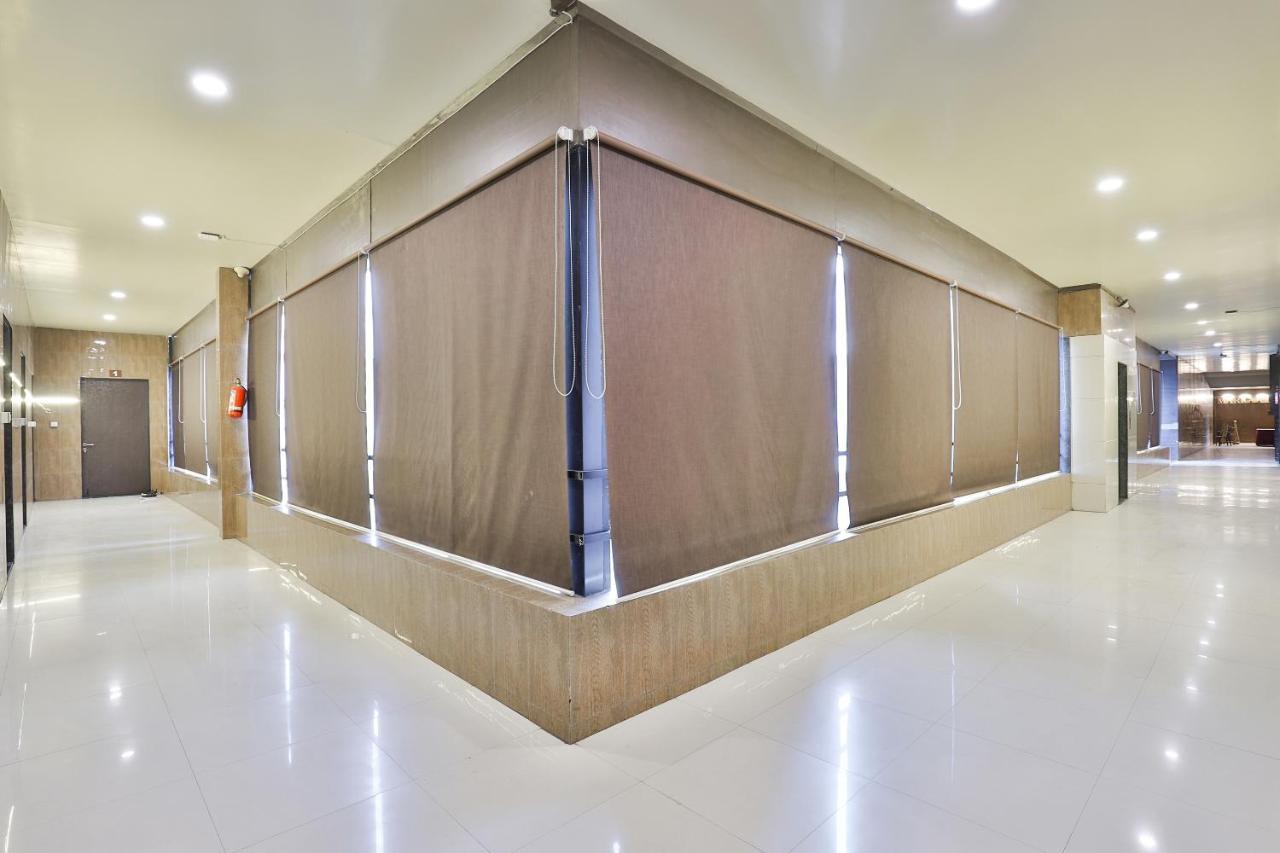 Oyo 17263 Marigold Banquets And Rooms Surat Exterior photo