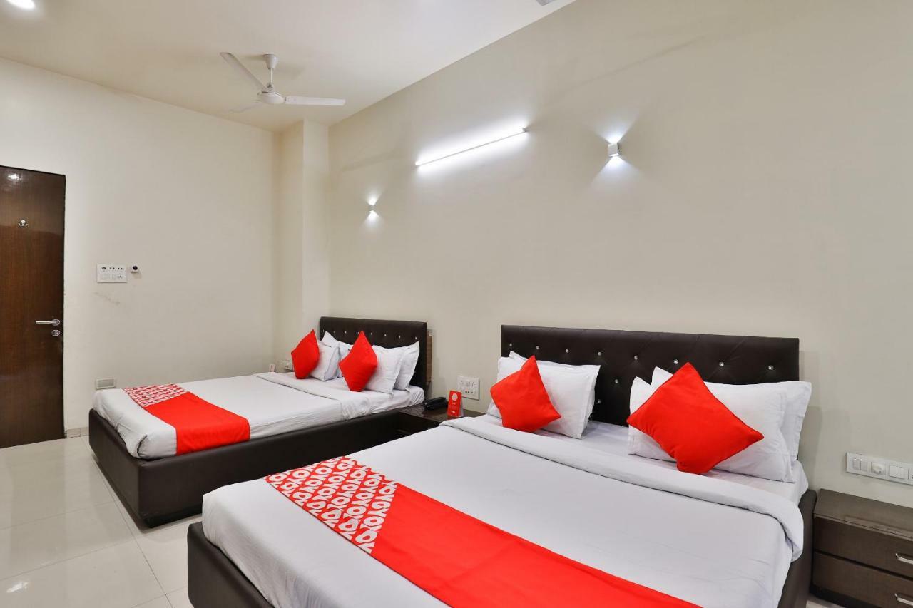 Oyo 17263 Marigold Banquets And Rooms Surat Exterior photo